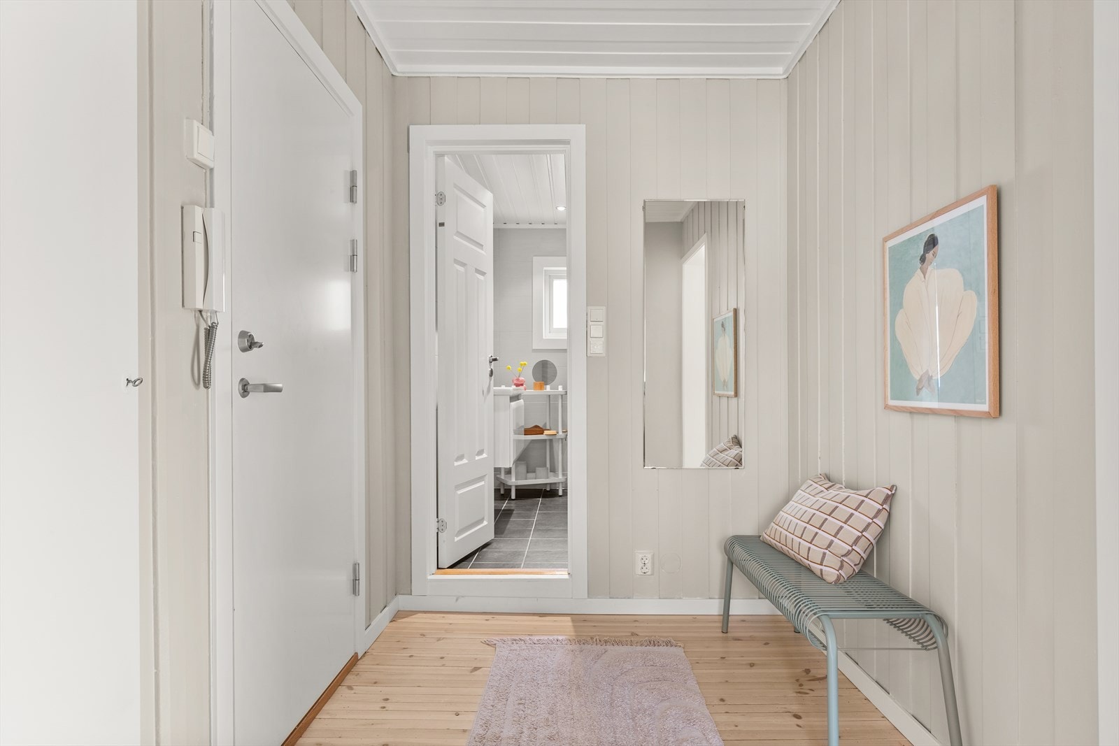I entreen er det god nok plass til entrémøblement som skohylle, knaggrekke, sittebenk eller garderobeskap. Entreen har ellers tregulv, lysmalte vegger og callinganlegg. Galleribilde
