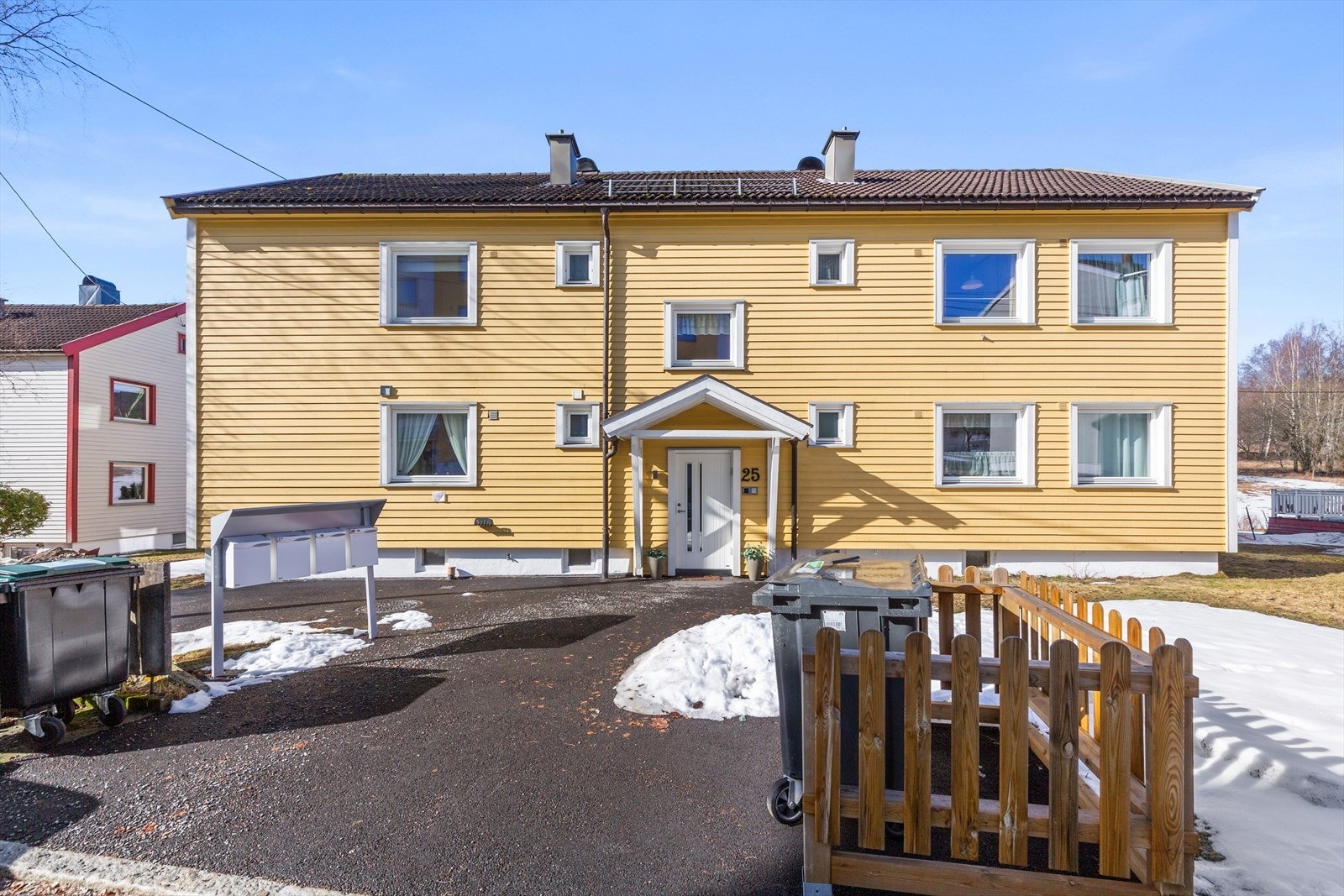 Det er mulighet for å etablere parkering foran på tomten i samråd med de andre beboerne i huset. Galleribilde