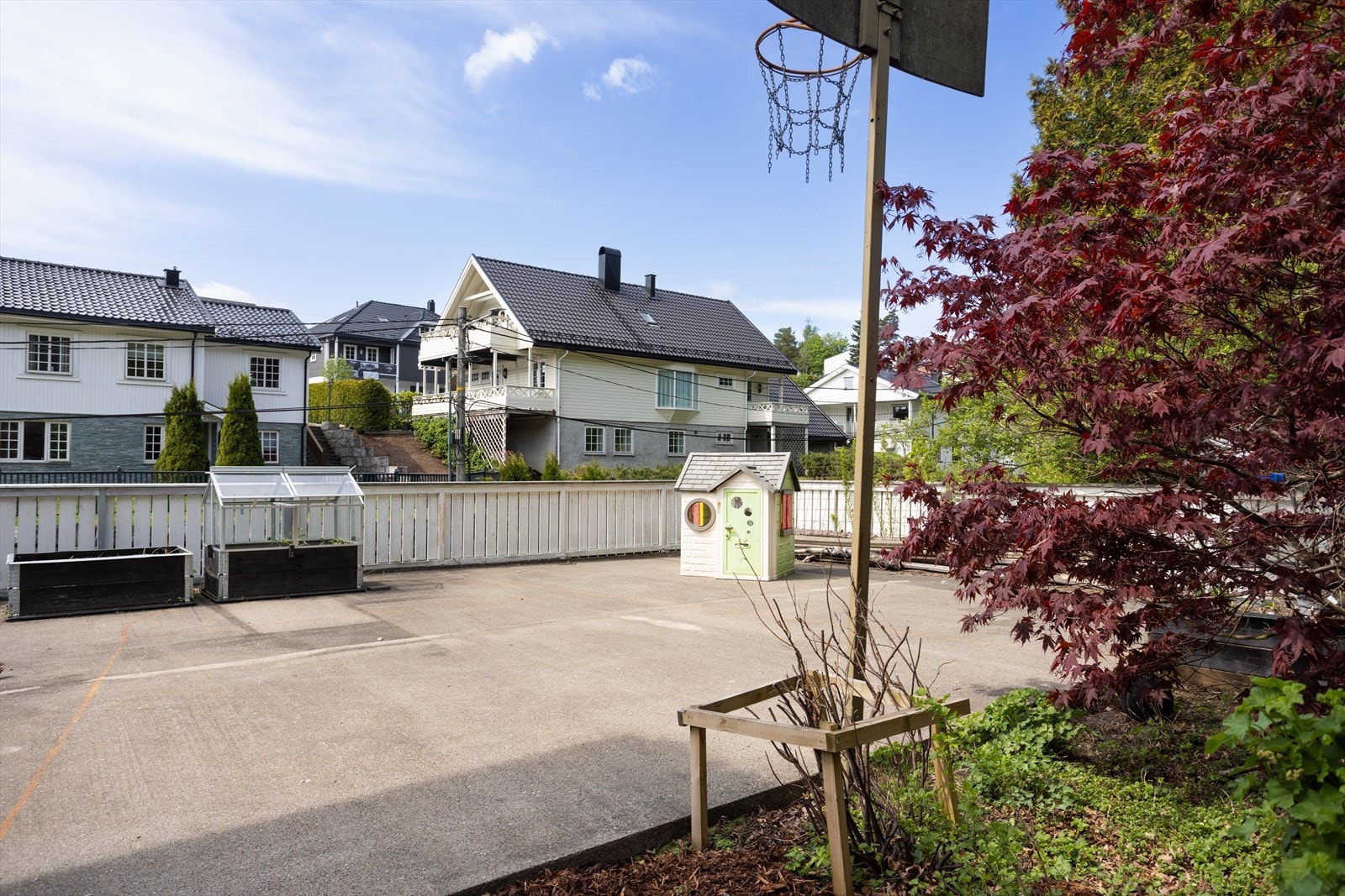 Boligen disponerer deler av plattingen med nabo. Perfekt lekeområde for barna. Galleribilde