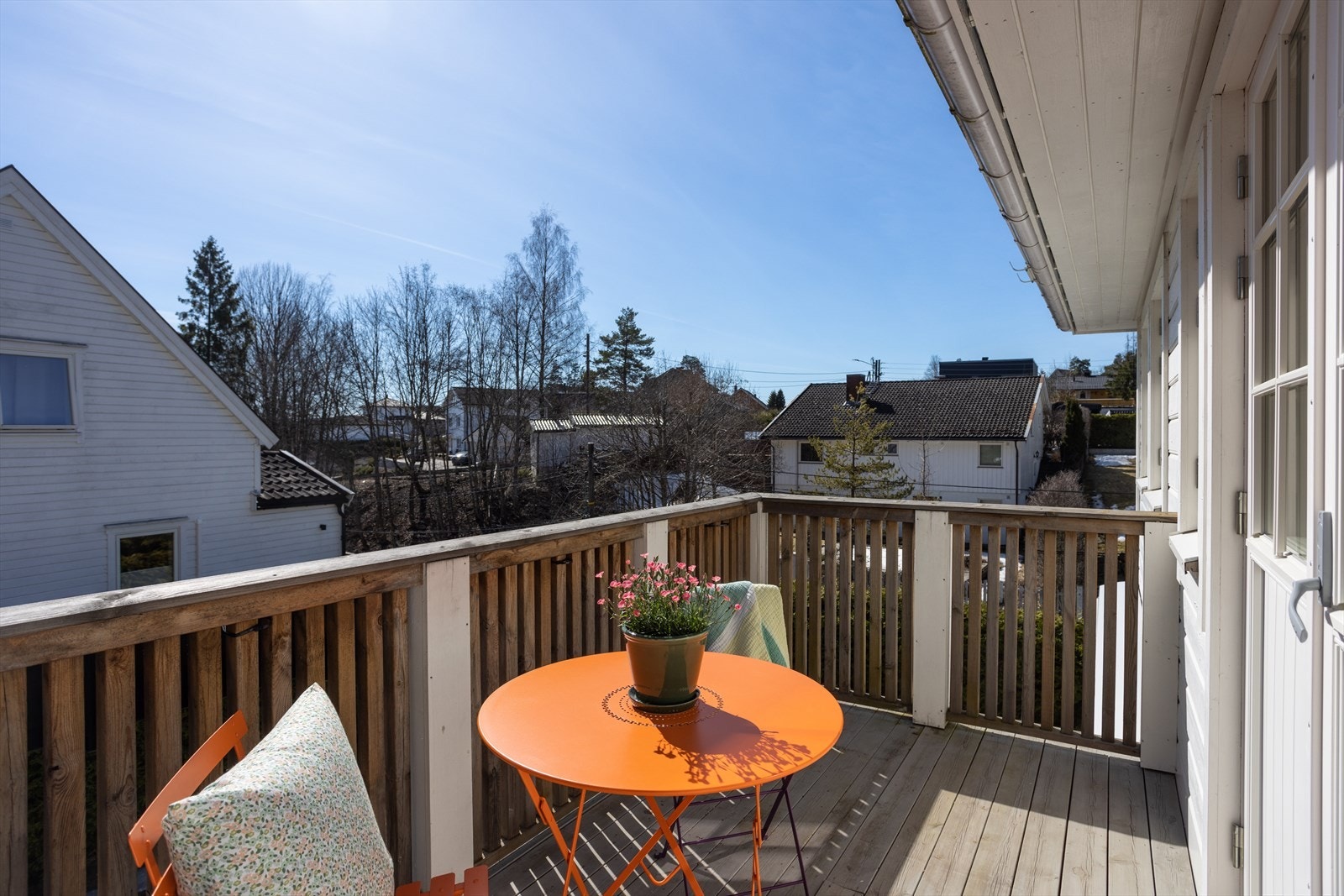 Balkongen fra 2.etasje med fint utsikt over hagen og nærområdet. Galleribilde