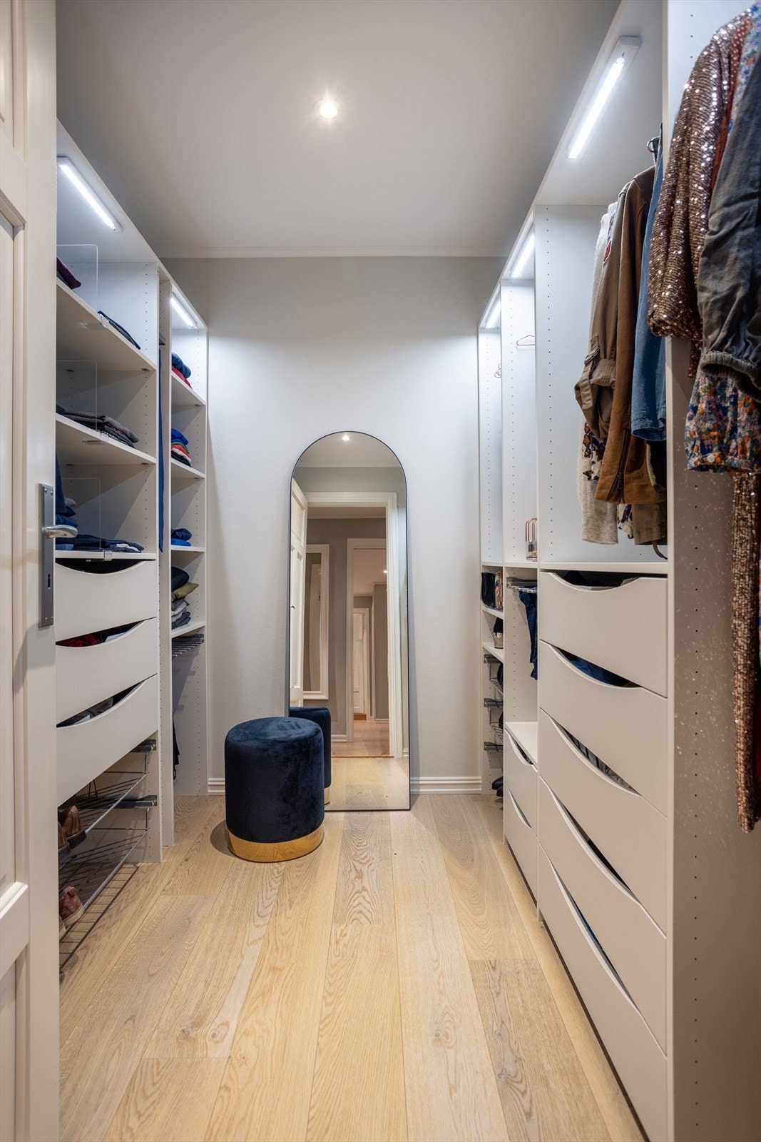 Fra hovedsoverommet er det direkte tilgang til walk-in garderobe, samt baderom og dette framstår som en egen "suite" i boligen. Galleribilde