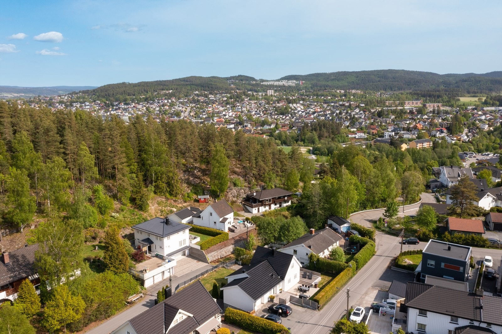 Eiendommen ligger i blindvei og grenser til marka med gangavstand til Strømmen storsenter. Galleribilde