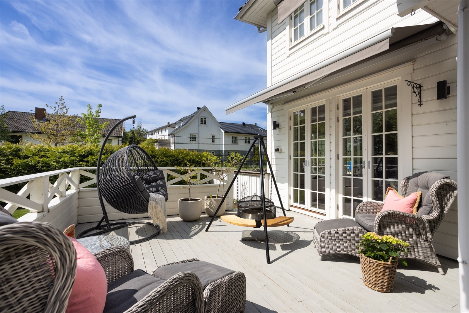 En herlig innbydende terrasse med utgang fra både stue og kjøkken Galleribilde