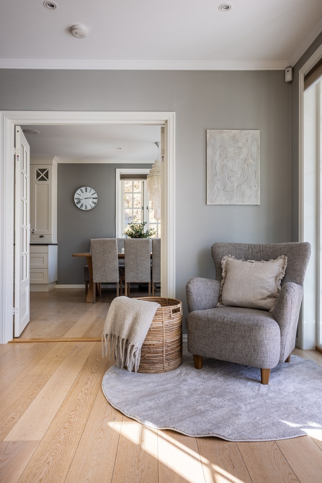 Fra stuen er det åpning inn til ett lekkert kjøkken med plass til stor spisegruppe Galleribilde