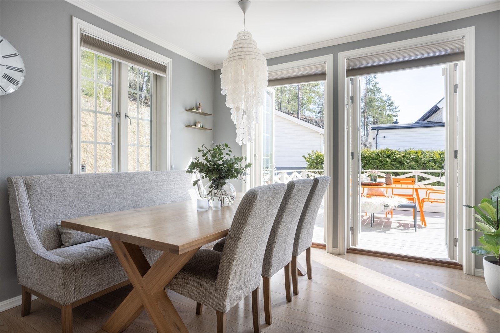 Klassisk kjøkken med mulighet for spisebord og med utgang til terrasse. Galleribilde