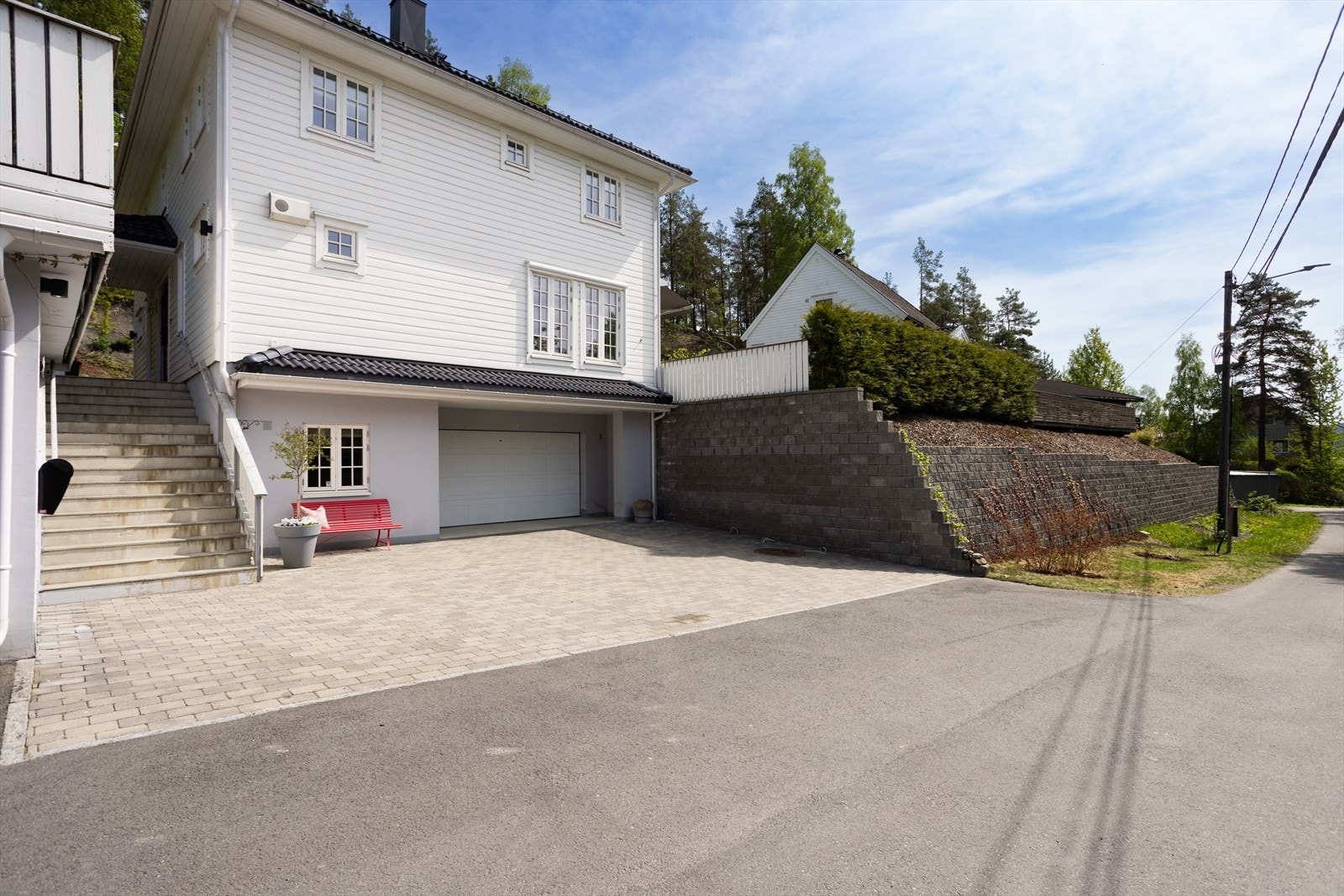 Integrert dobbelt garasje og gårdsplass med belegningsstein. Galleribilde