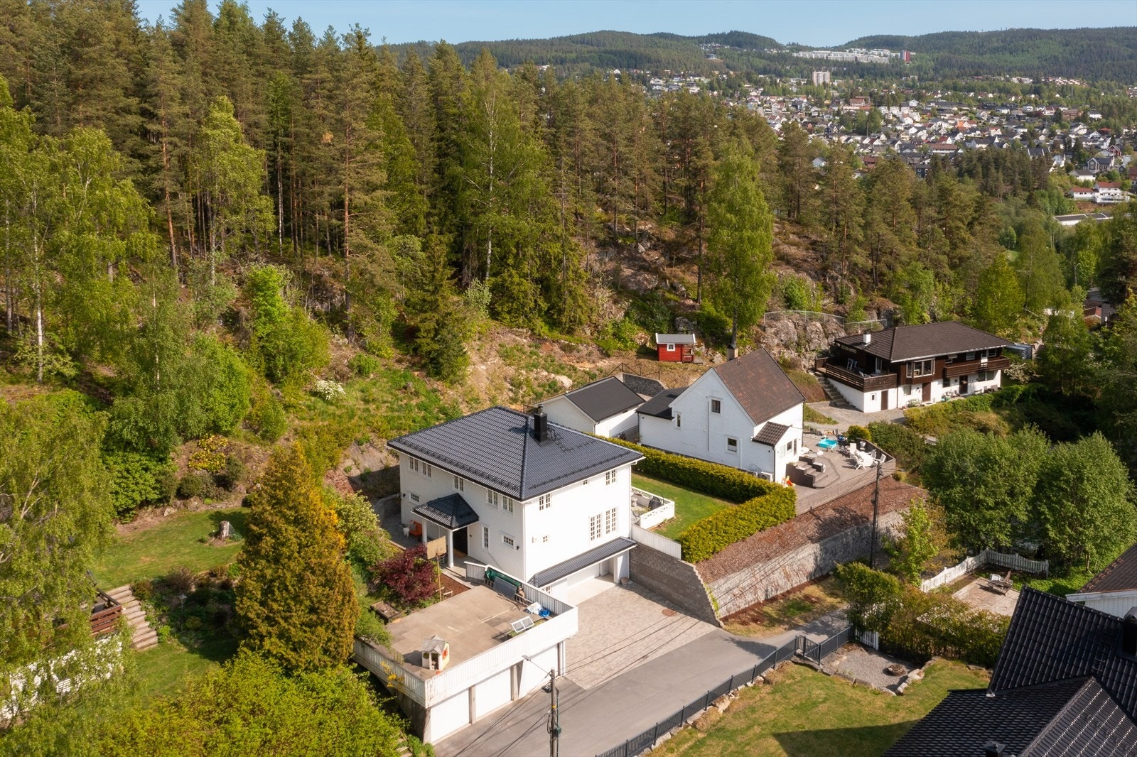 Eiendommen har en flott beliggenhet i blindvei. Boligen disponerer også 1stk ekstra garasjeplass og deler av platting i fellesbygg. (Bygget nederst til venstre for boligen) Galleribilde