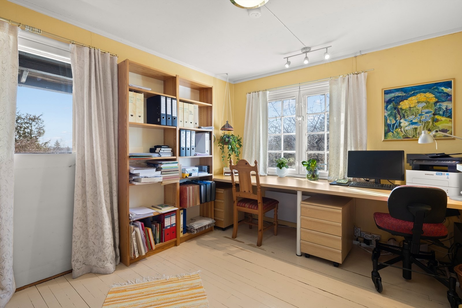 Ene soverommet har utgang til balkong og eldre gulvbord Galleribilde