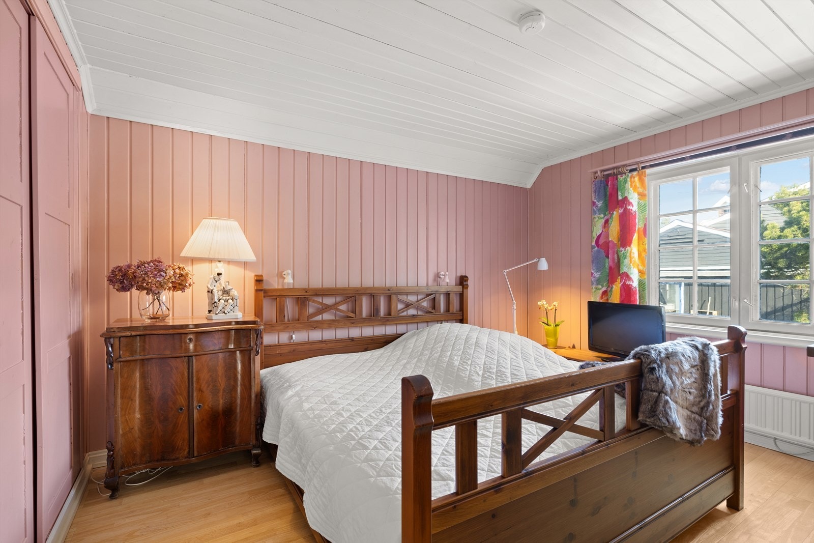 Soverom 3 i 2. etasje har stor skyvedørsgarderobe Galleribilde