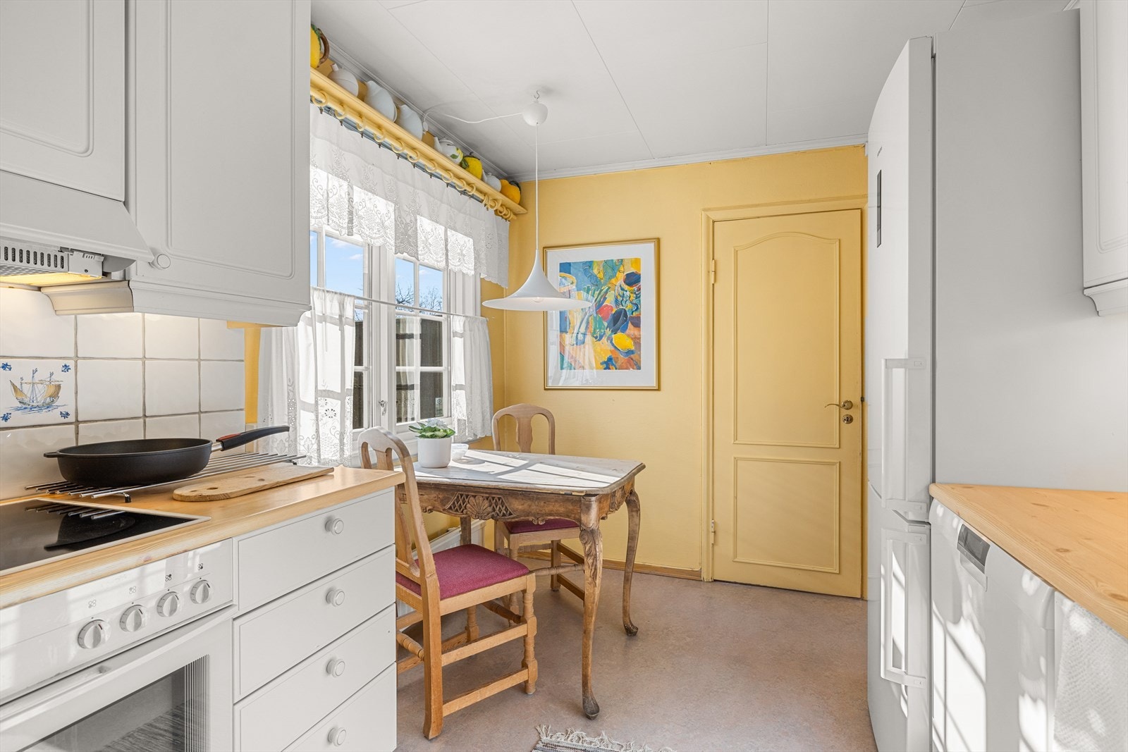 Ventilator med avtrekk gjennom yttervegg. Stekeovn, keramisk topp og mikro er integrert i innredningen. Galleribilde