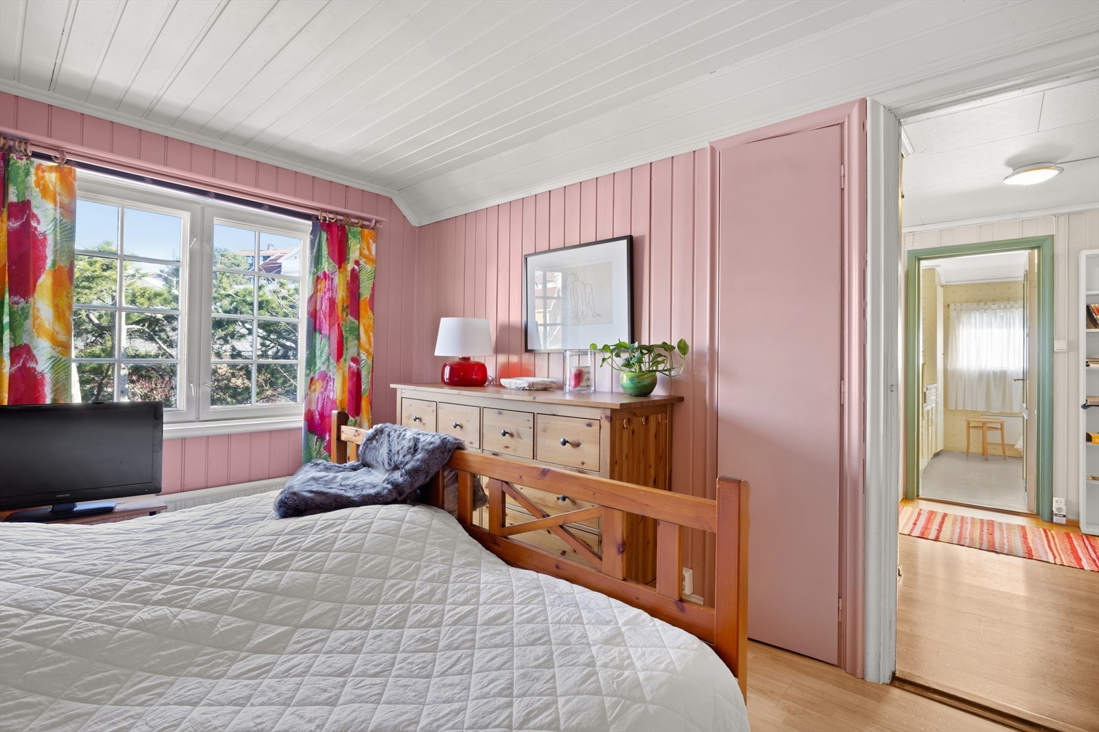 Samt et lite skap ved siden av døren Galleribilde