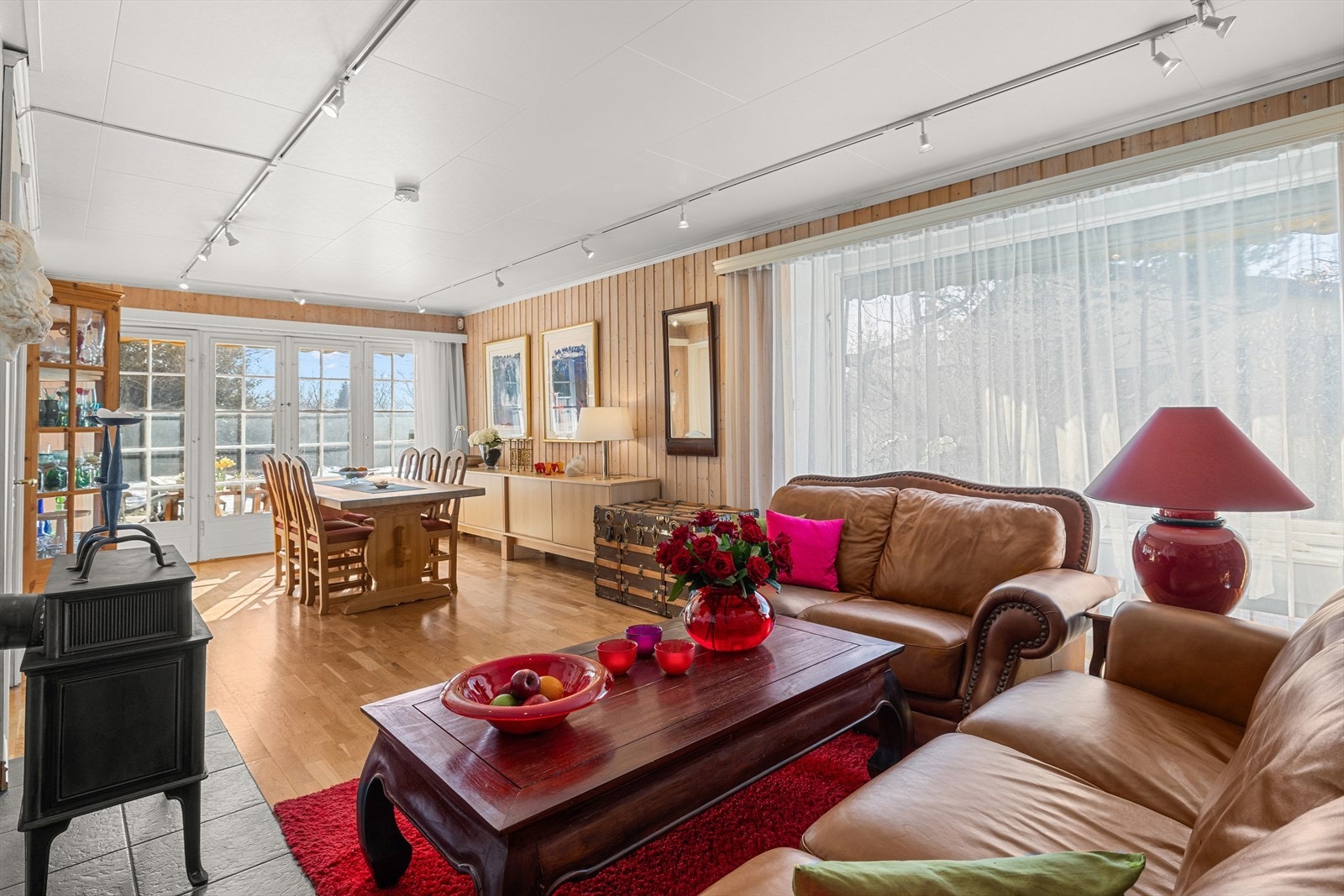 Store vinduer skaper god romfølelse Galleribilde