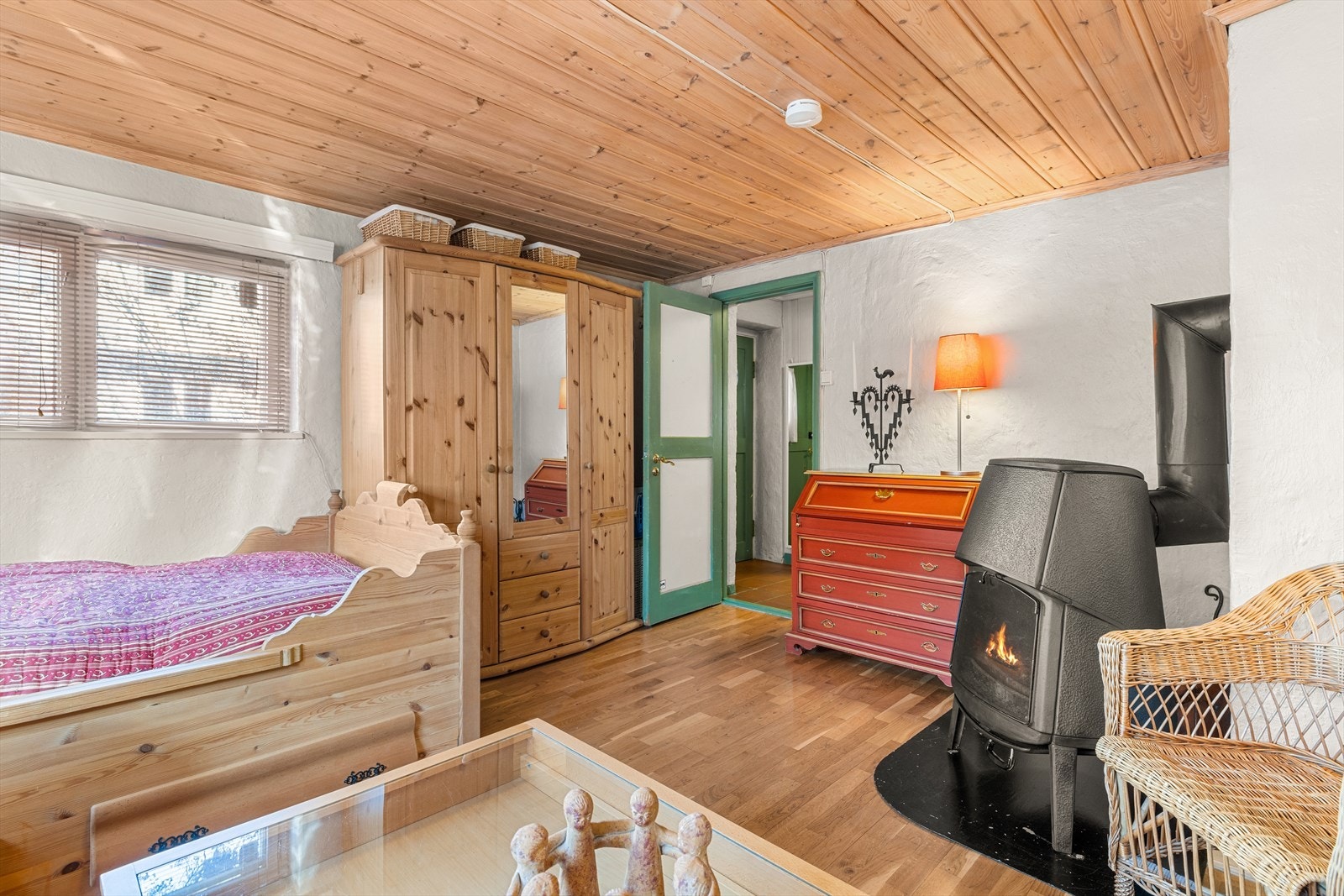 Underetasjen har har stue/soverom med peisovn Galleribilde