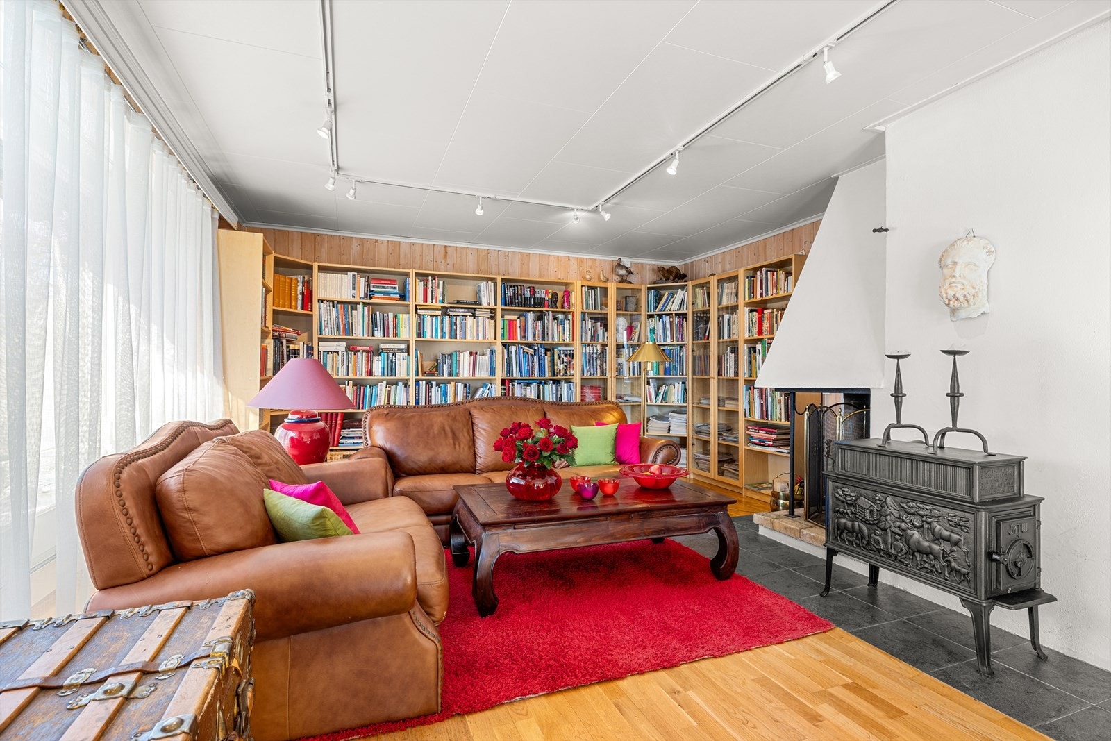 Her er det støpejernsovn samt murt peis med flislagt felt Galleribilde