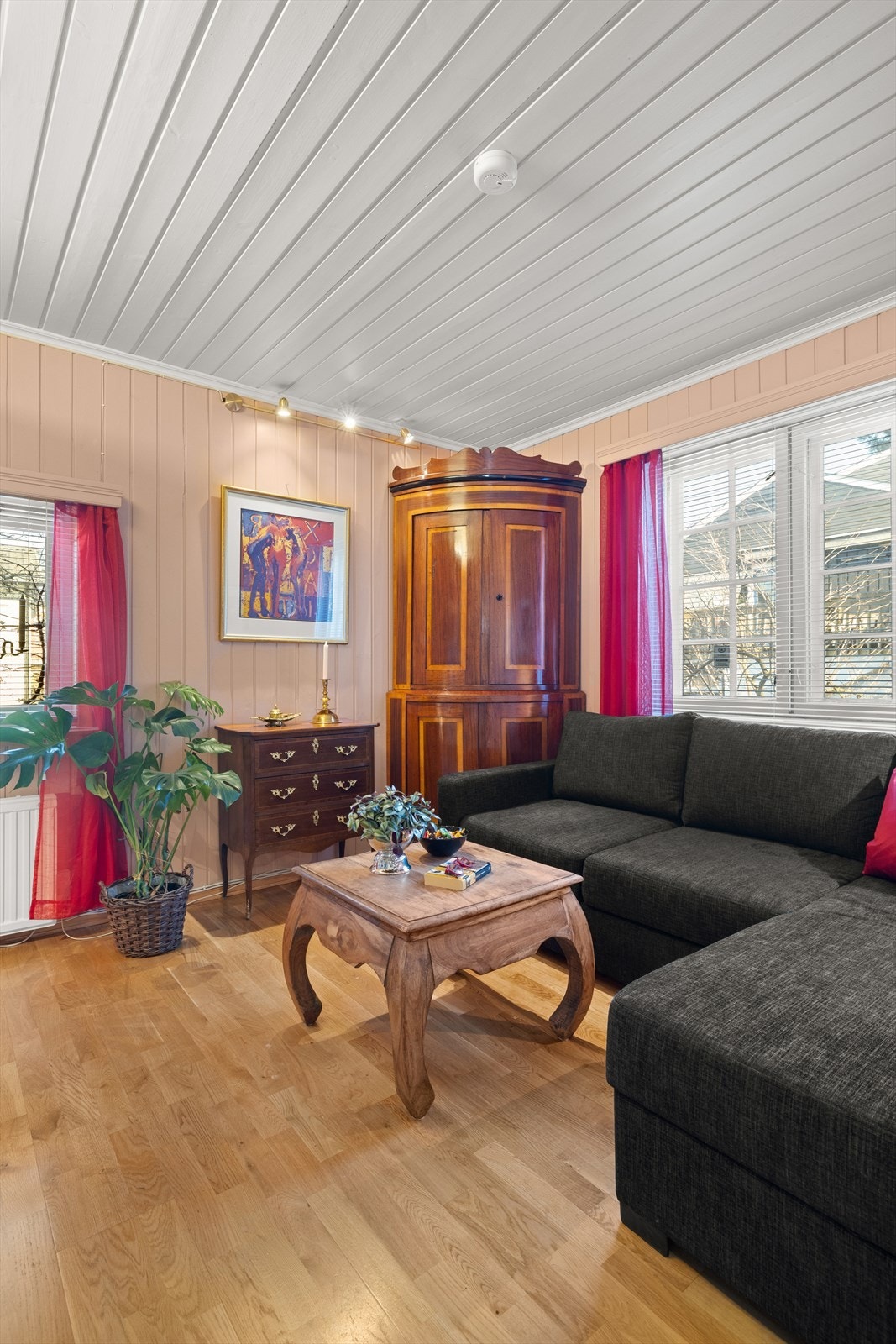 Soverommet i 1. etasje brukes nå som en mini-stue men god sofakrok Galleribilde