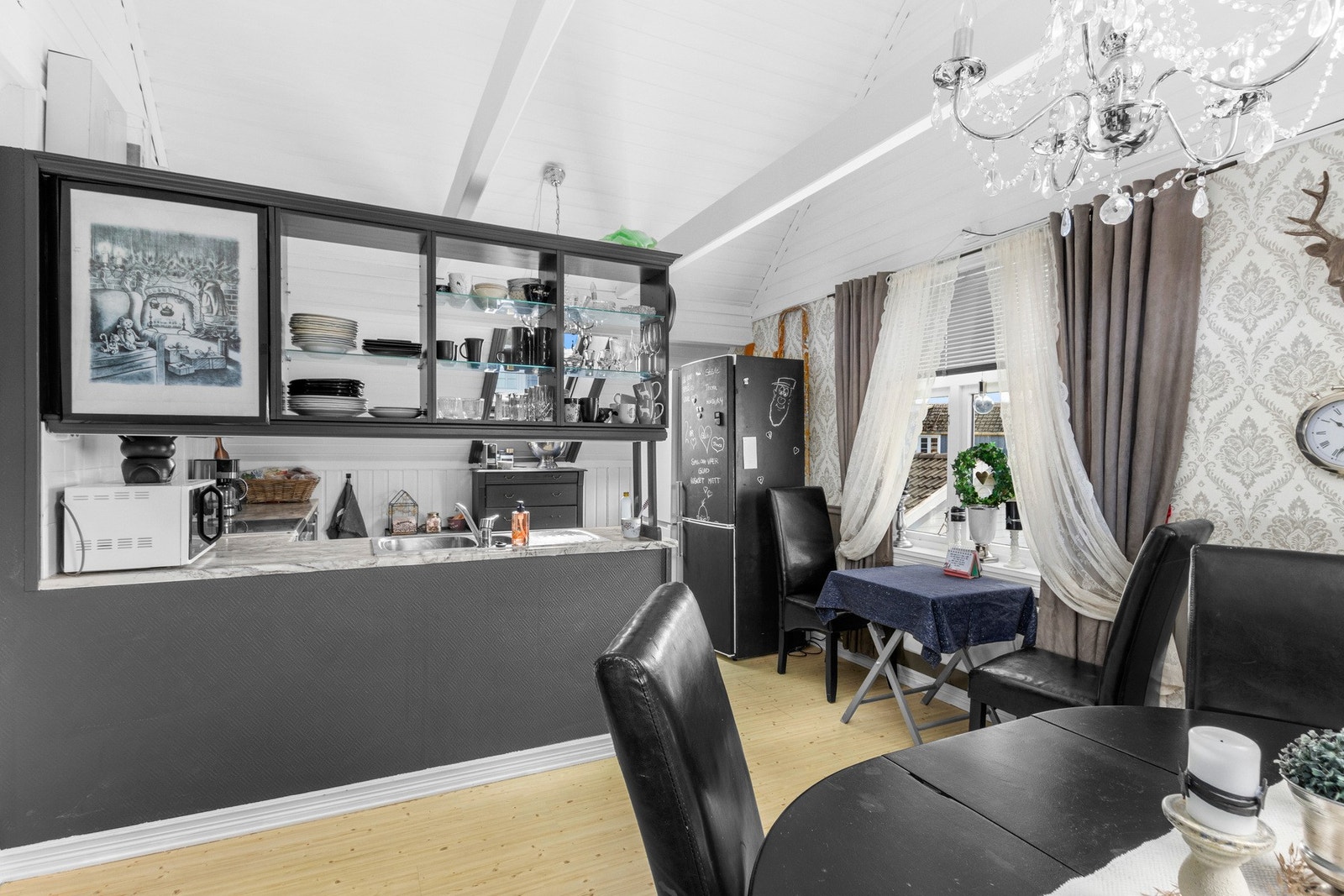 Kjøkken med spiseplass Galleribilde