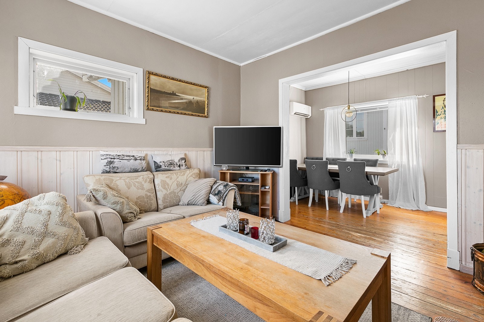 Spisestue og stue ligger i åpenløsning Galleribilde