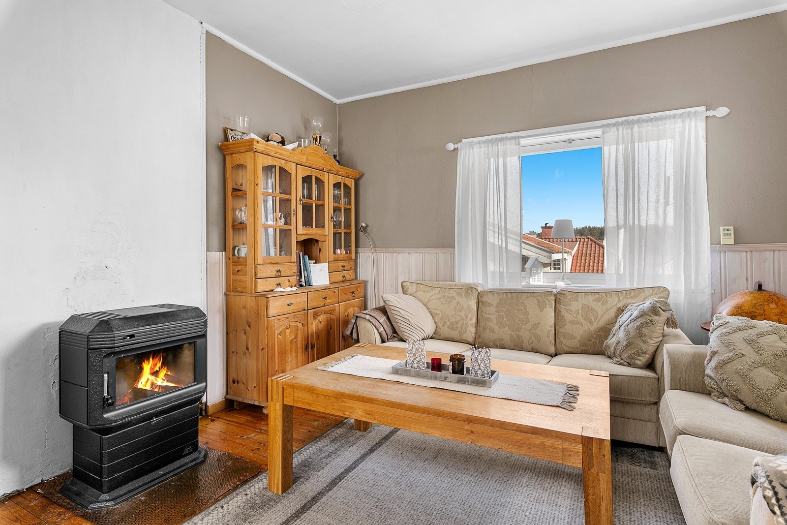 Lys og koselig stue med masse naturlig lys Galleribilde