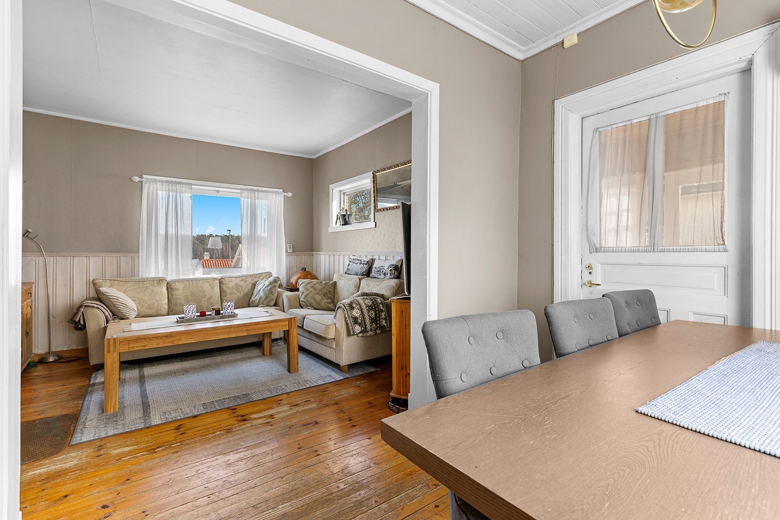 Fra spisestue mot stue Galleribilde