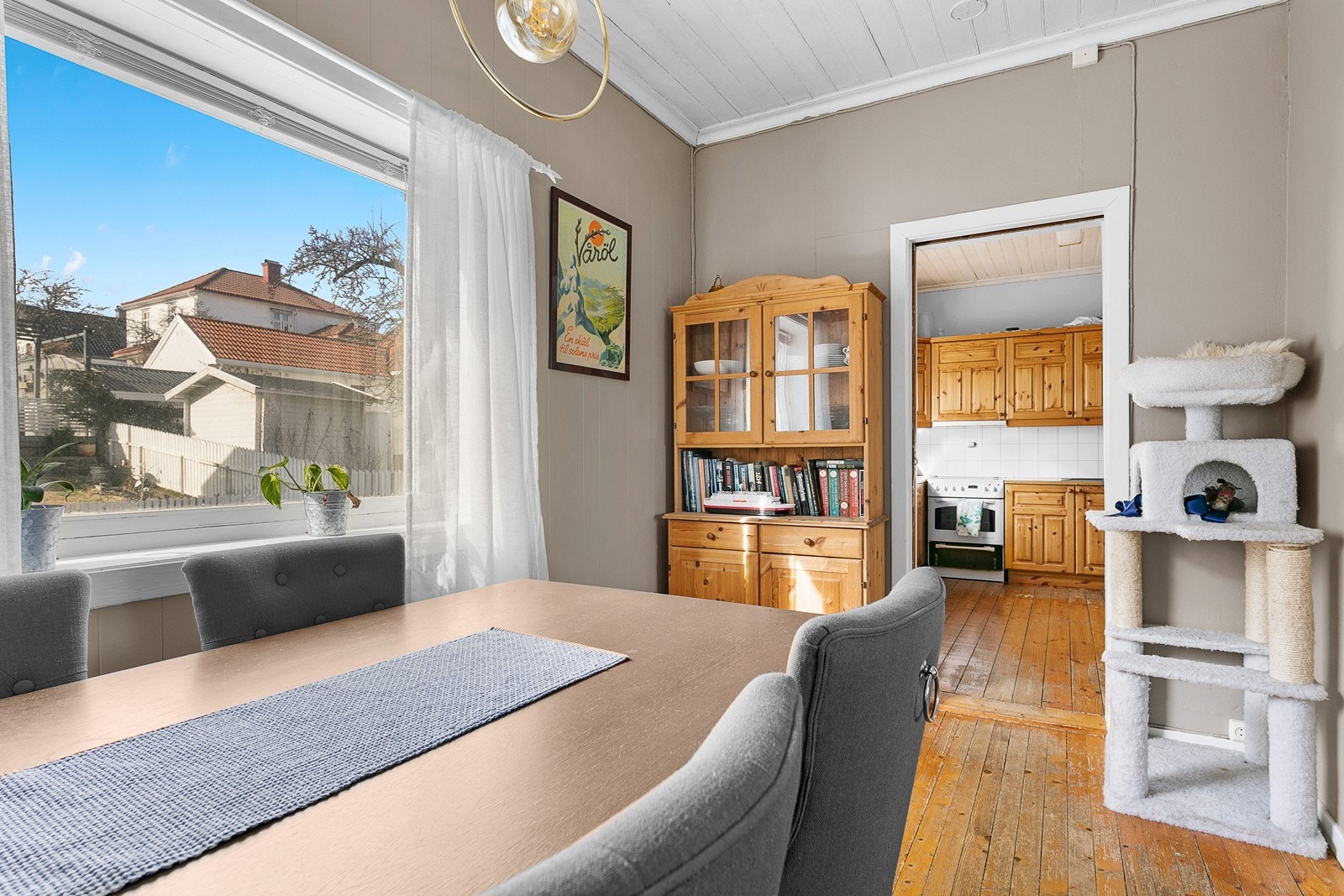 Store vindusflater gir mye naturlig lys Galleribilde