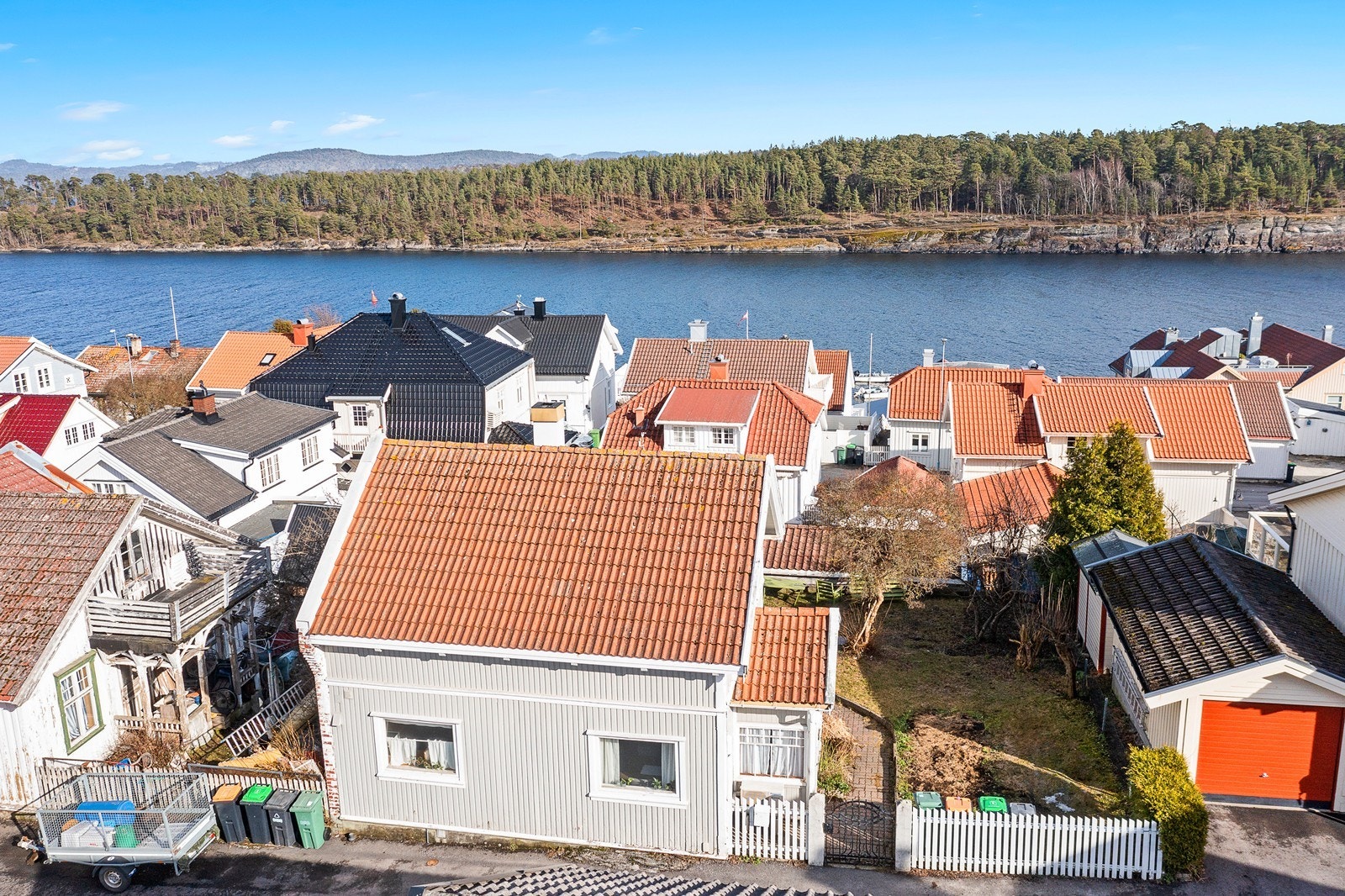 En sentrumsnær enebolig med gangavstand til det meste man trenger av servicefunksjoner Galleribilde