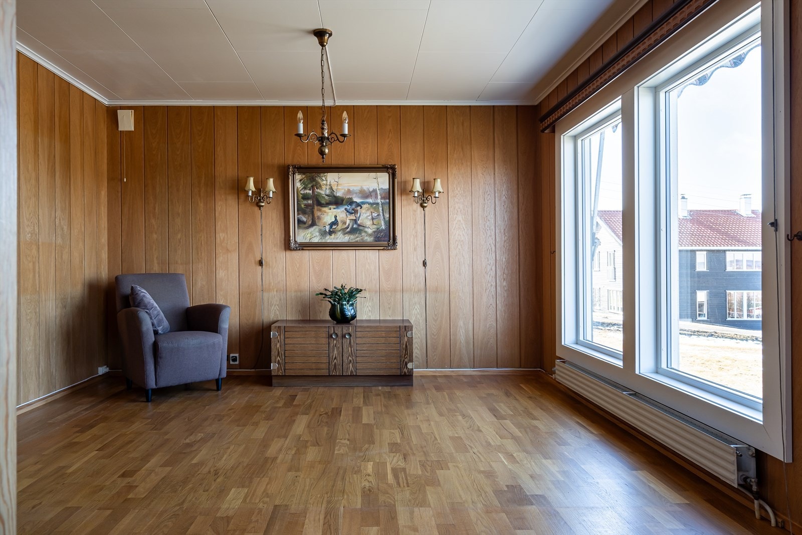 For øvrig har stuene parkett på gulvet og panel på veggene. Galleribilde