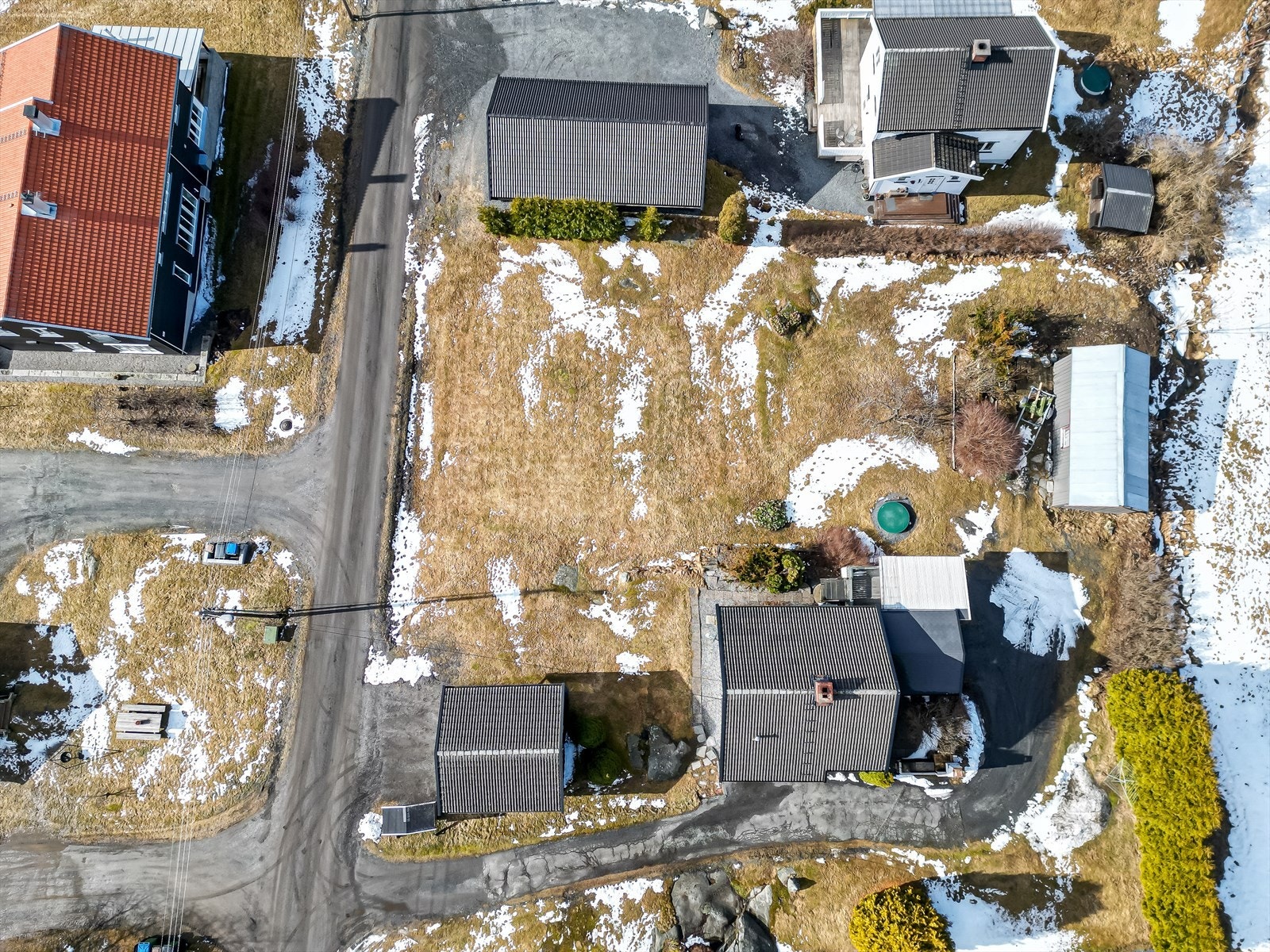 Hagen har gress og prydes ellers med vintergrønt, trær og frodige prydbusker. Galleribilde