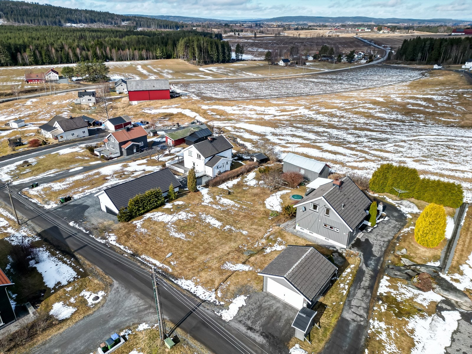 Boligen ligger naturskjønt til, med nydelig utsikt utover jorder og skog. Galleribilde