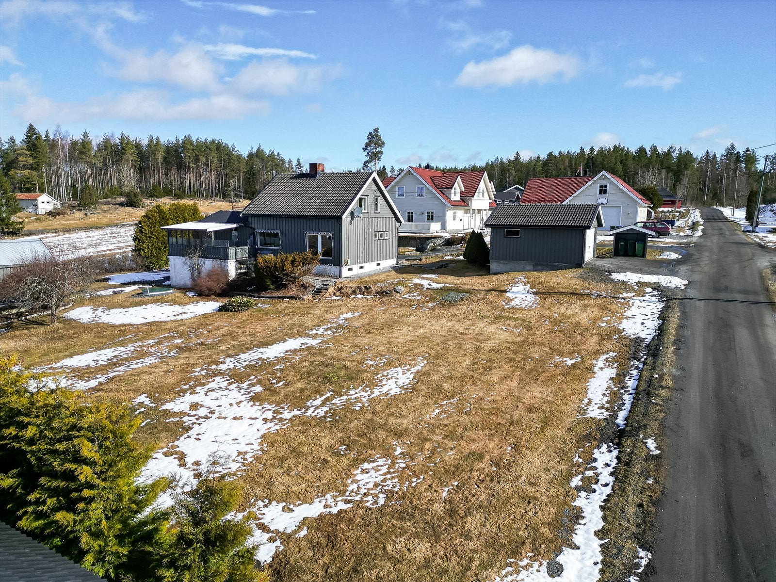 Tomten er på romslige 1913,9 kvm. Galleribilde