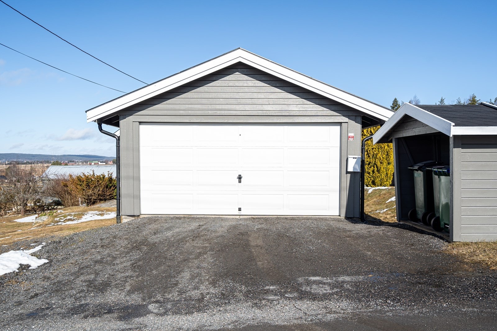 i tillegg til eneboligen bebygget med en frittstående garasje og et uthus. Galleribilde