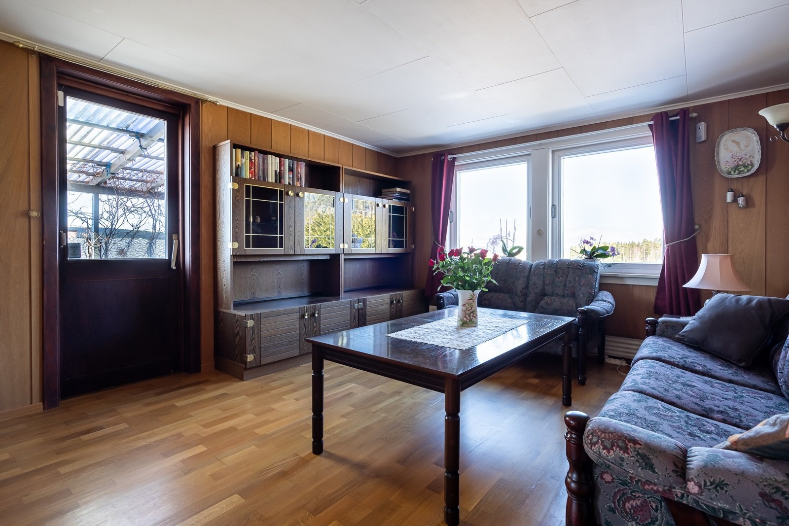 Stuen på øvre plan har i tillegg utgang til den overbygde terrassen. Galleribilde