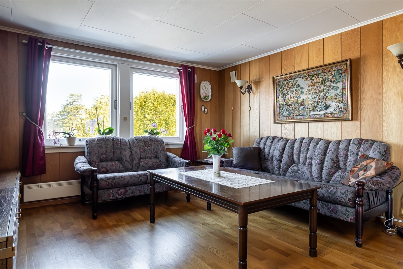 Stuene har store vinduer med fin utsikt. Galleribilde