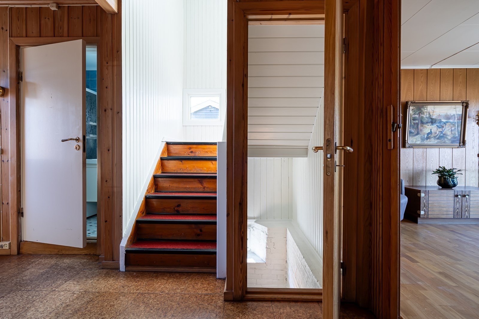 Fra entreen er det adkomst til bad, stue, kjøkken, samt trapperom til øvrige etasjer. Galleribilde