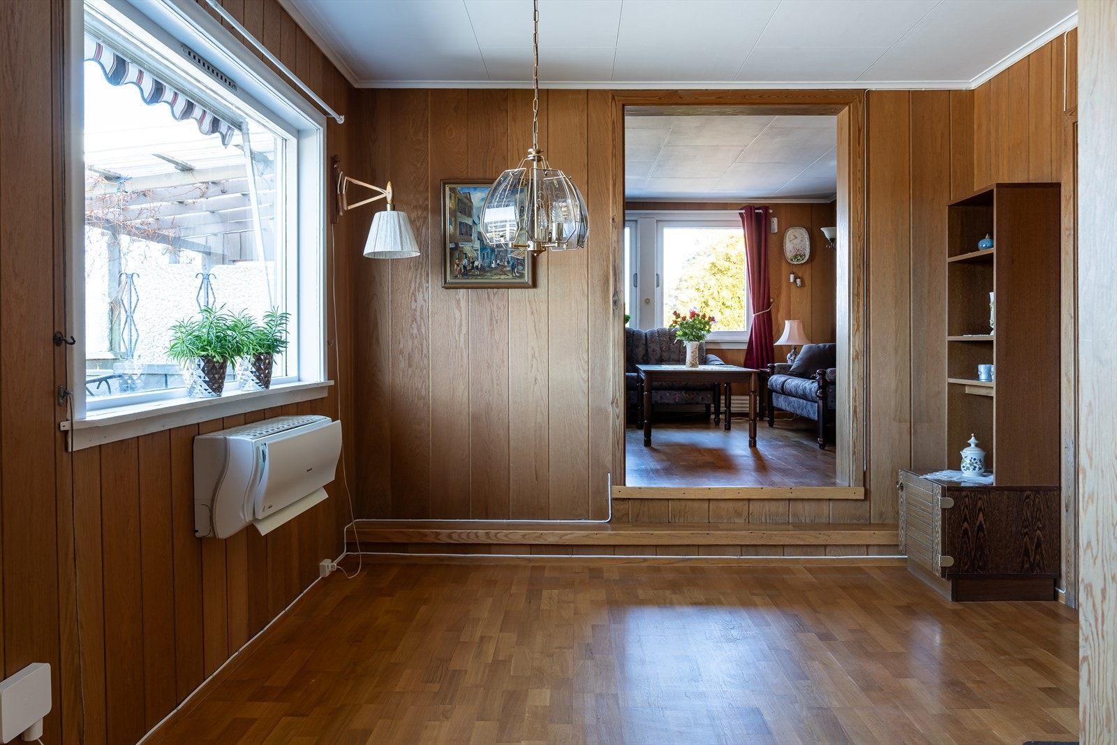 Den smarte løsningen gjør at man kan ha en egen tv-stue, samt en sosial avdeling med lounge og fullt spisestuemøblement. Galleribilde