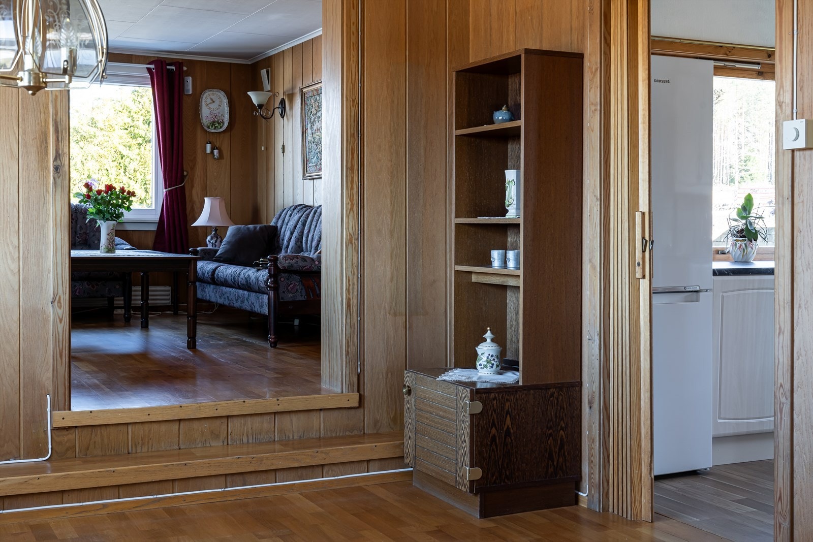 Utenfor kjøkkenet har boligen tre hyggelige stuer, hvorav to er over to nivåer koblet sammen med en trapp med ett trinn. Galleribilde