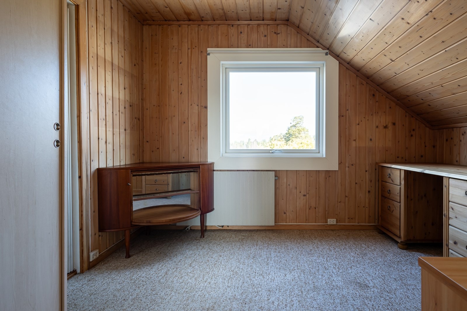 Alle rommene har panel på vegger og i skråhimling. Galleribilde