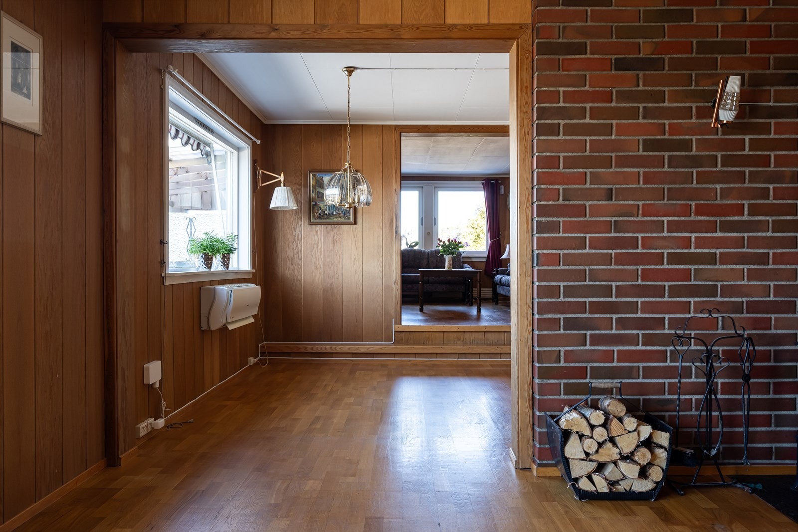 De to største stuene er inndelt i to soner hvor den ene er utstyrt med peisovn og den andre har varmepumpe. Galleribilde