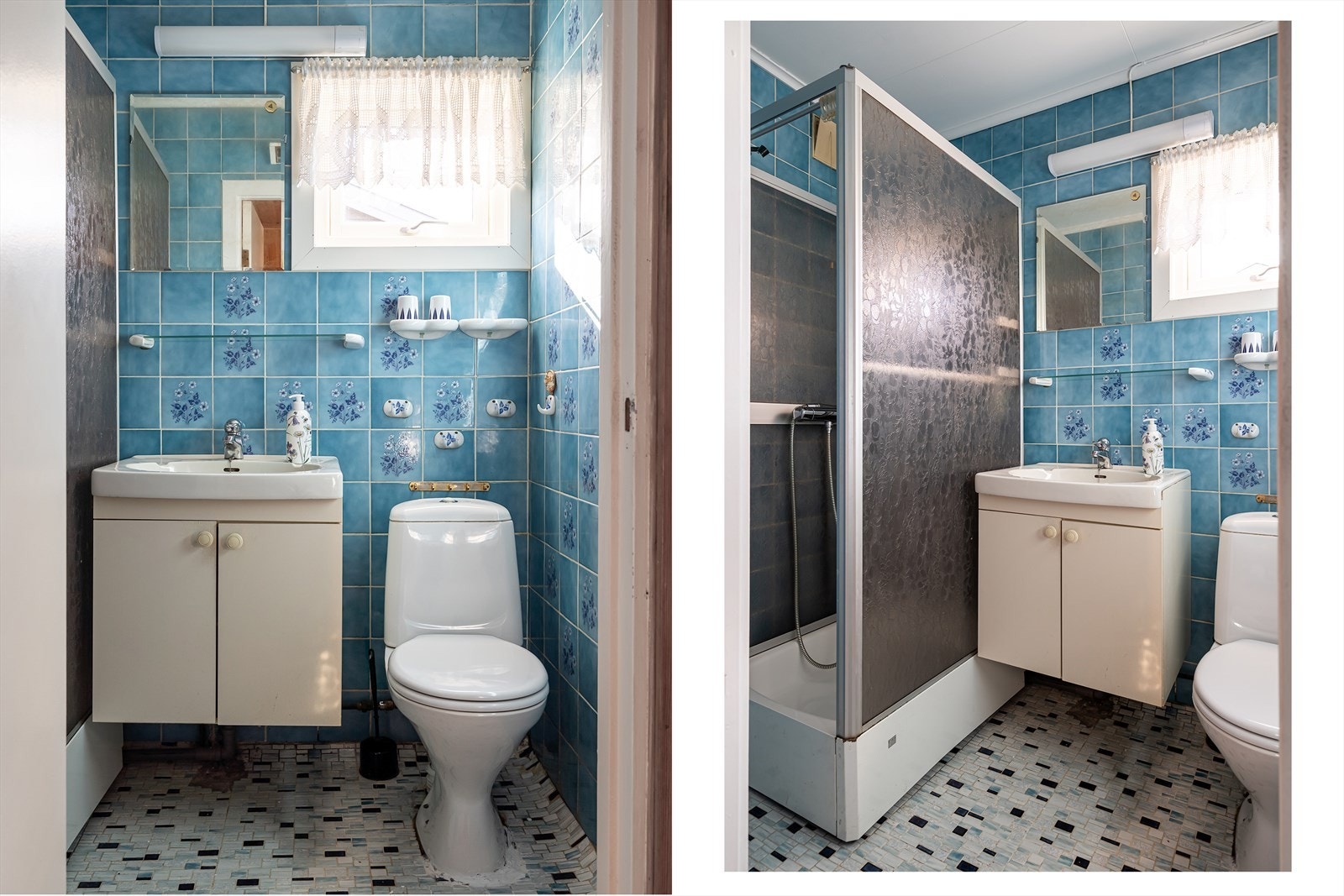 På baderommet er det blå veggfliser med småblomstret dekor og mosaikkfliser på gulvet i blå og hvite nyanser. Galleribilde