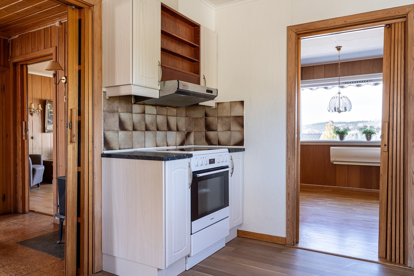 Kjøkkenet ligger i eget rom og har en funksjonell innredning med mye skapplass og fine arbeidsflater. Galleribilde