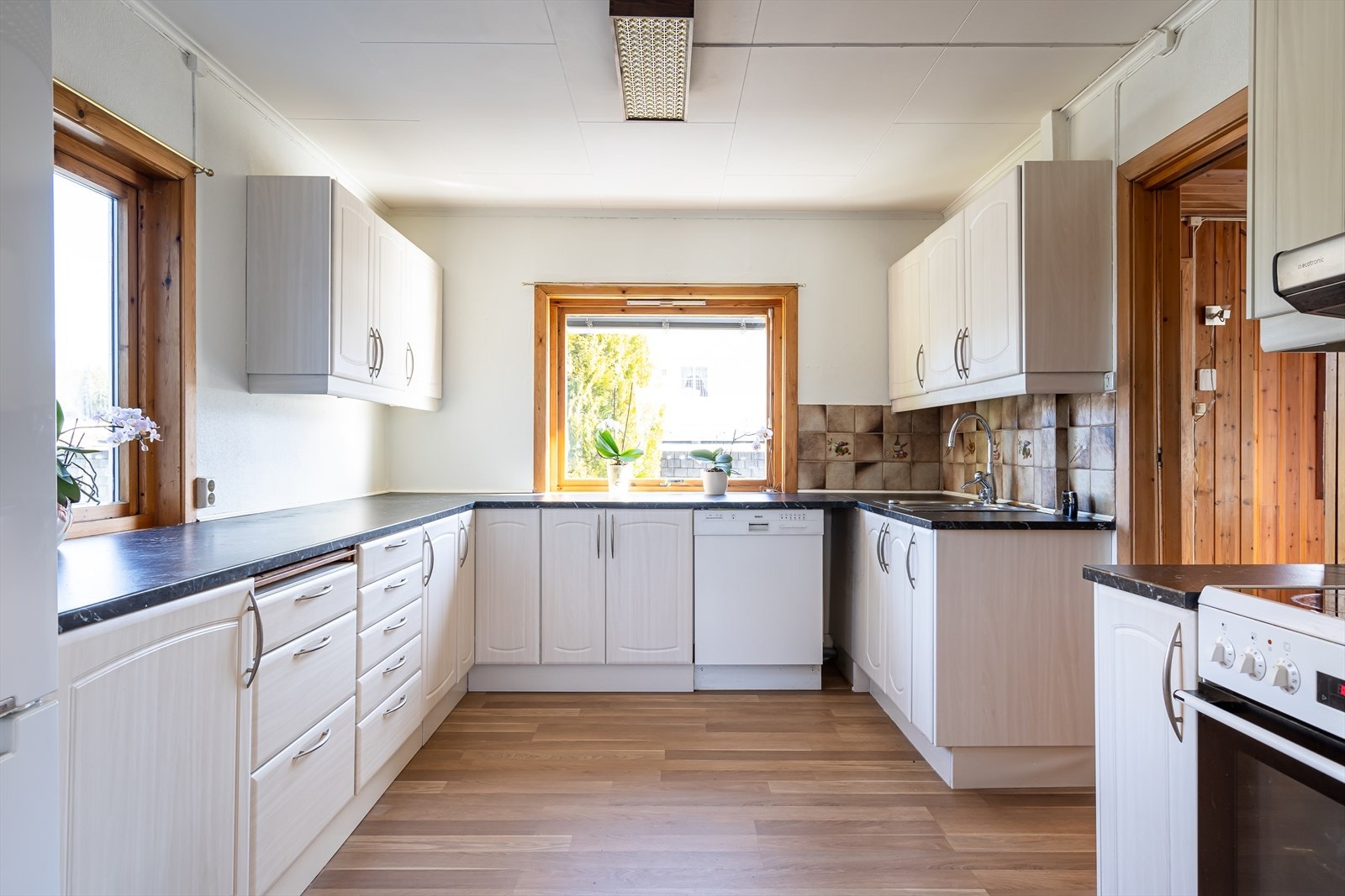 Kjøkkenet har skrog fra 1982 og ble fornyet med lyse, profilerte fronter i 2013. Galleribilde