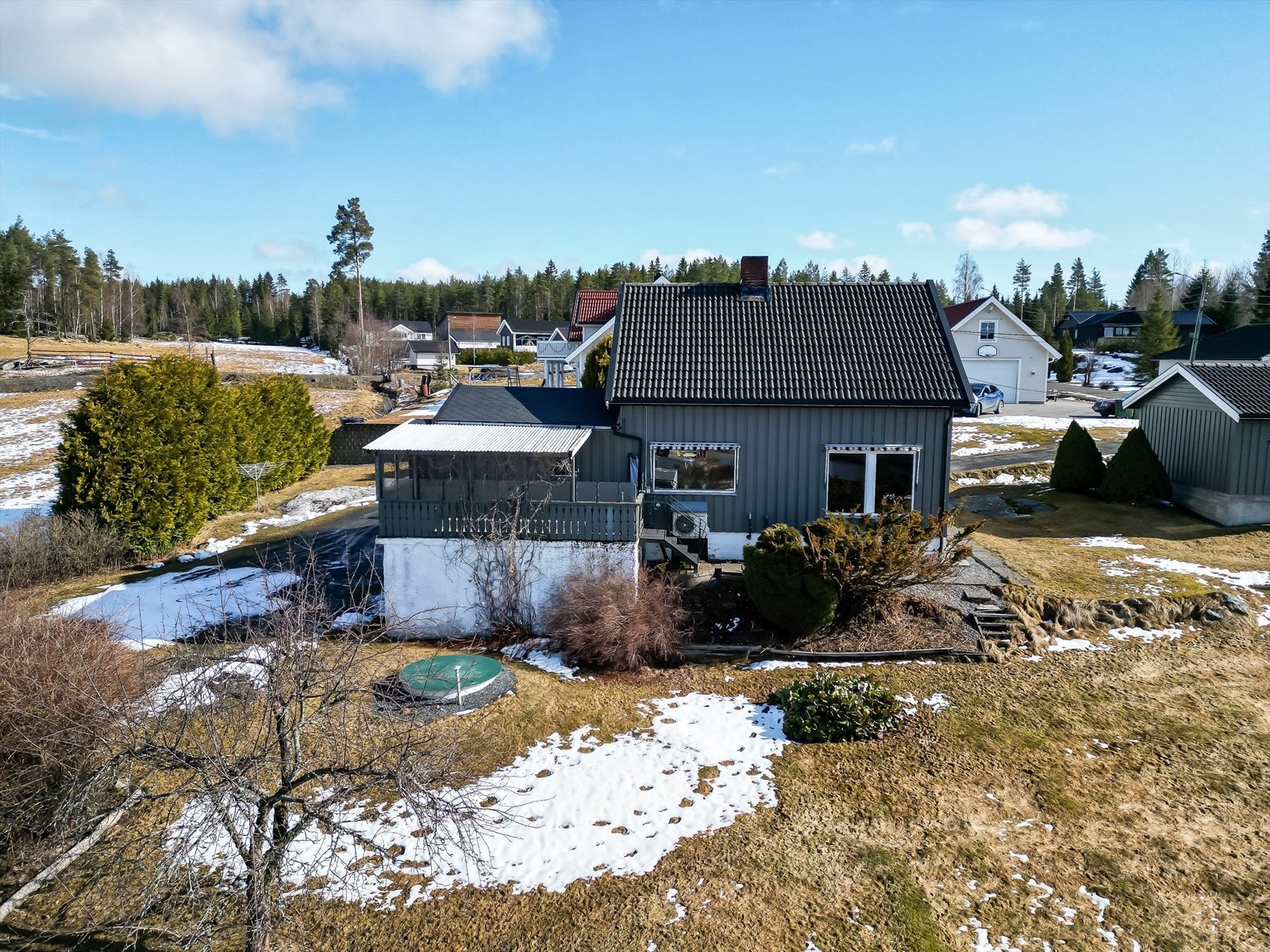 Pent opparbeidet med stor hage som gir gode muligheter for fine sitteplasser, men også lek for både to- og firbeinte. Galleribilde