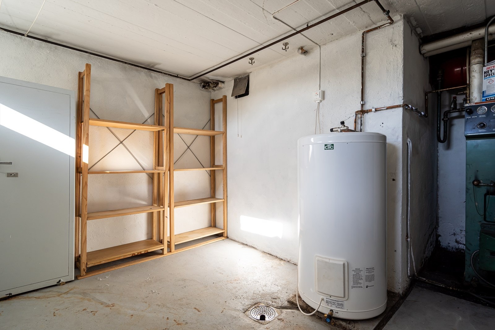 Kjelleren har rikelig med lagringsplass. Galleribilde