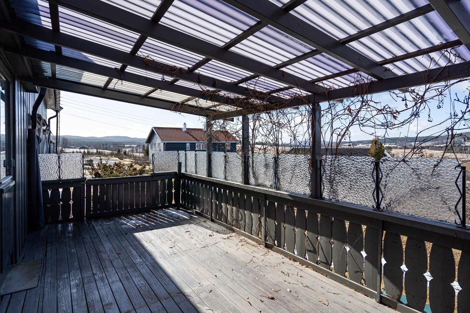 Fra stuen er det utgang til en delvis overbygd terrasse på ca. 14 kvm og her kan man nyte dagen ute til fin utsikt. Galleribilde