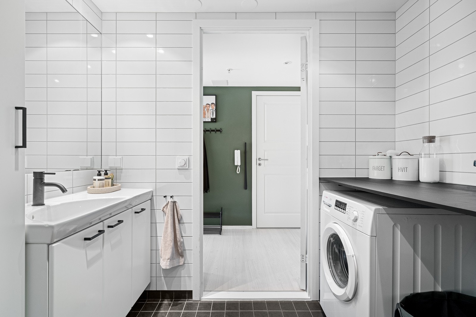 Praktisk benkeplate over vaskemaskin, nye håndtak og armatur Galleribilde