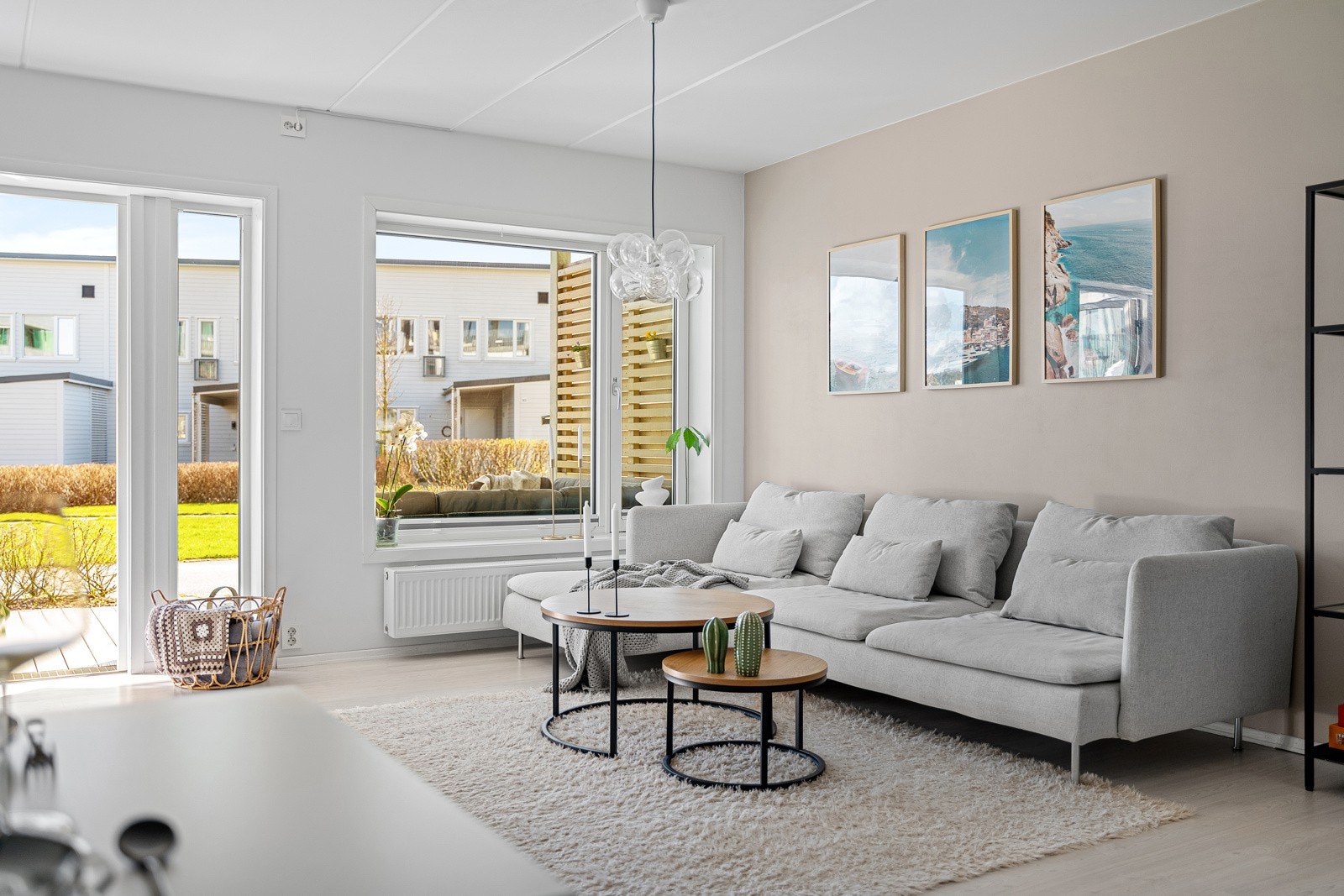 Lyse, nyere laminatgulv samt lysmalte flater. Galleribilde