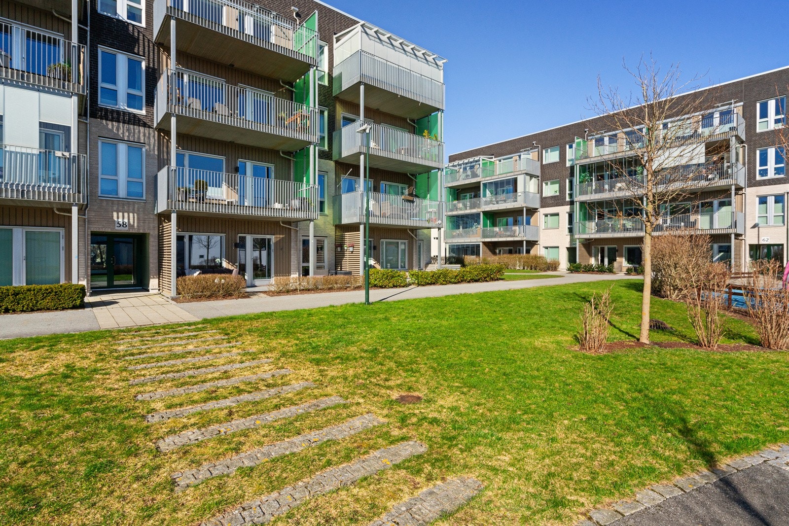 Tastasenteret ligger i nabolaget hvor du bl.a. finner dagligvarebutikk, motebutikker, restauranter og kaféer. Galleribilde