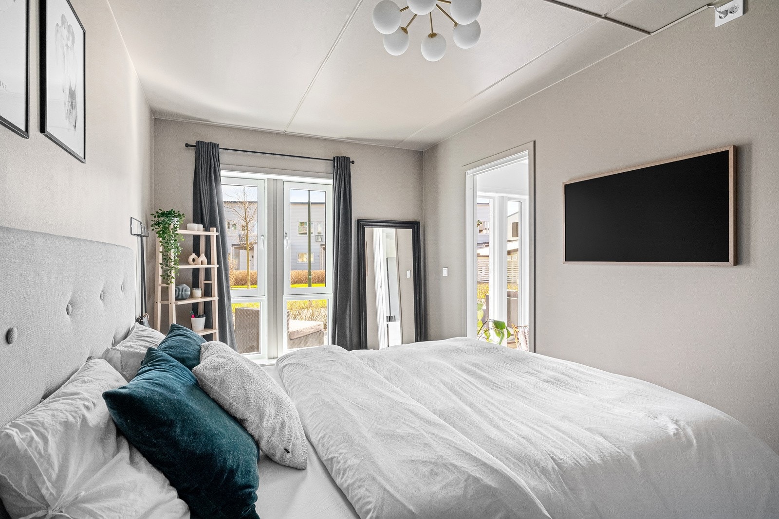 Meget romslig hovedsoverom med stor garderobe Galleribilde