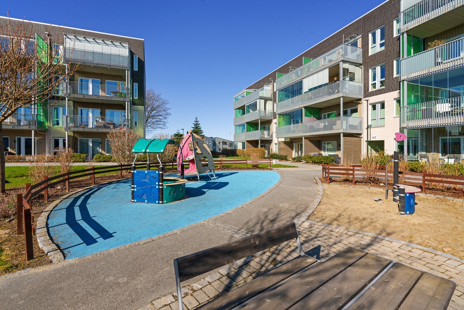 Sameiets eiendom er pent opparbeidet med grøntarealer og lekeplass. Galleribilde