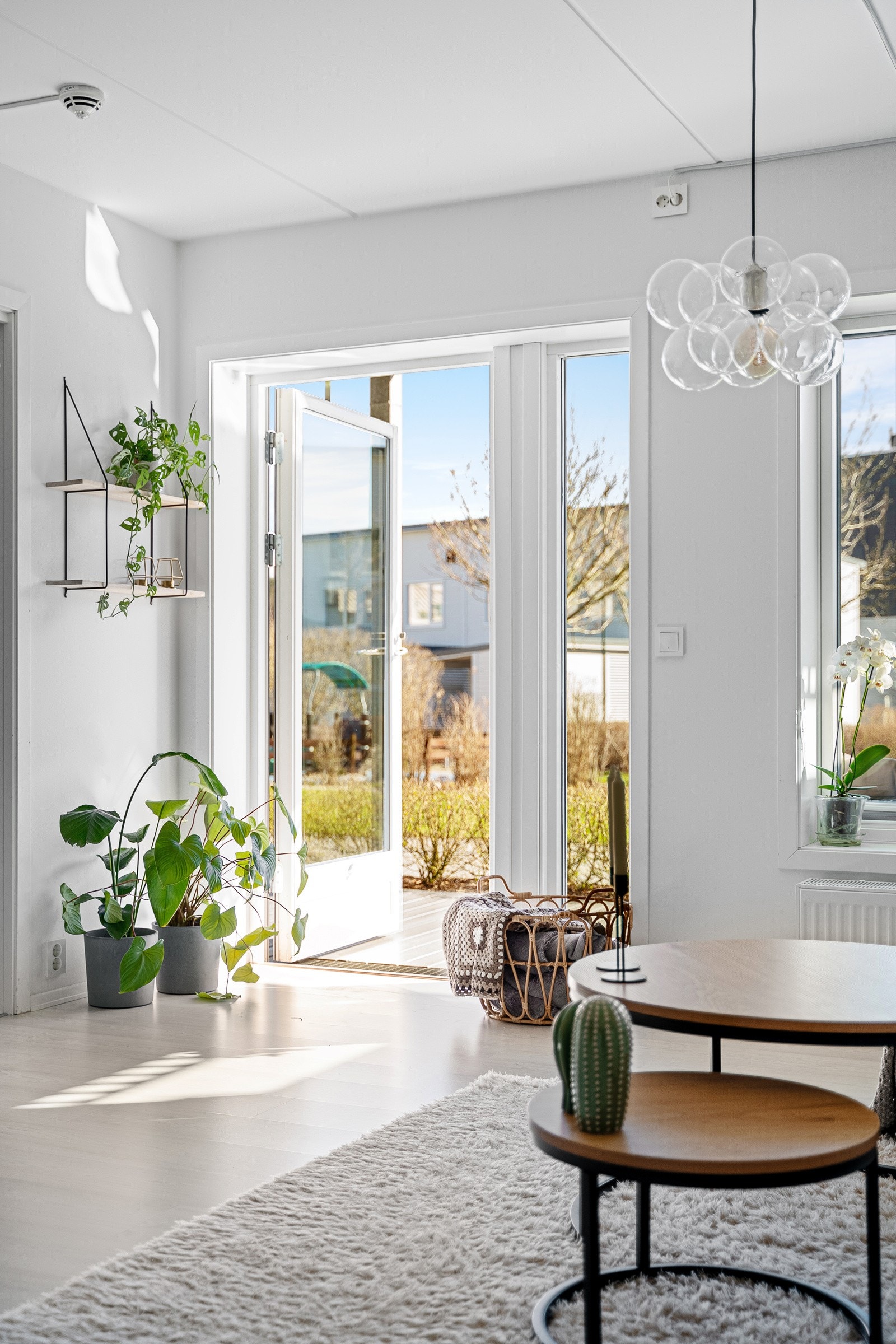 Utgang til solrik markterrasse fra stue. Galleribilde