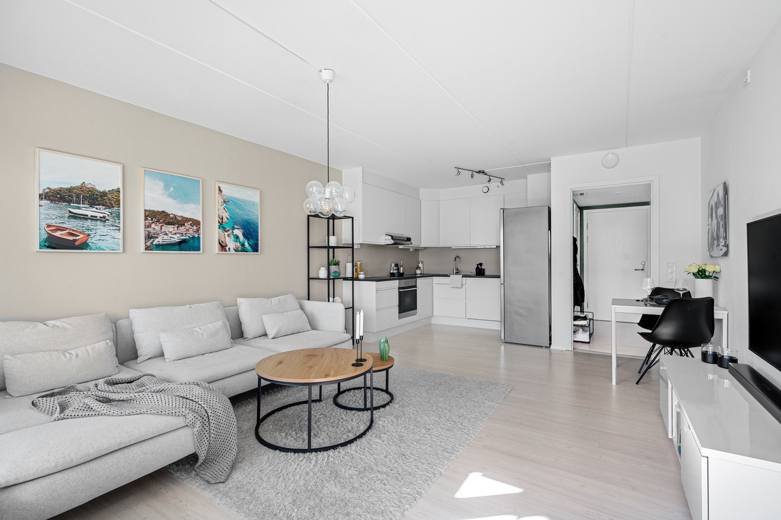 Kjøkken fra Norema med nyere fronter i en stilren, håndtaksfri modell Galleribilde